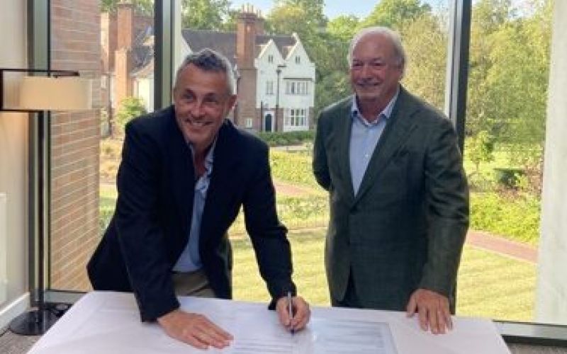 Executive Director of Birmingham Health Partners, Professor Neil Hanley, and ABHI Chief Executive, Peter Ellingworth, sign the MoU agreement